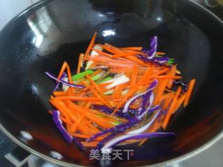 紫甘蓝斋炒米的做法步骤：3