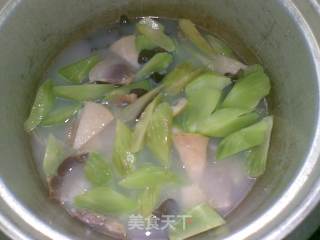 莴笋咸肉煮笋片的做法步骤：2