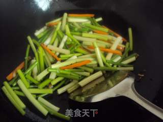 蒜苔炒腊肠的做法步骤：2