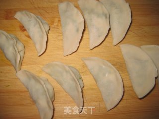 韭菜馅煎饺的做法步骤：2
