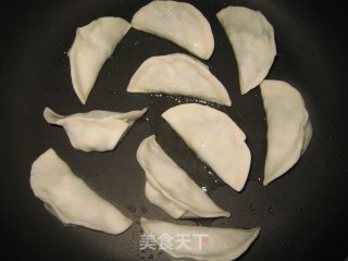 韭菜馅煎饺的做法步骤：2