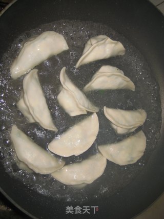 韭菜馅煎饺的做法步骤：2