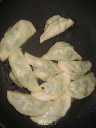 韭菜馅煎饺的做法步骤：2