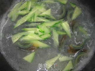 皮蛋黄瓜汤的做法步骤：2