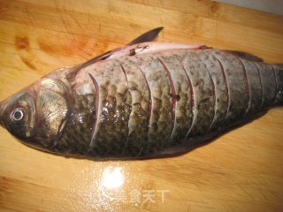 红烧鲫鱼的做法步骤：2