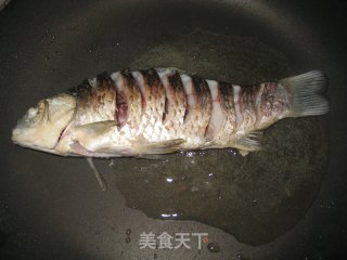 红烧鲫鱼的做法步骤：2