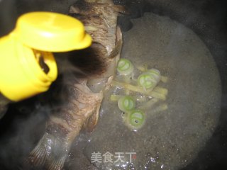 红烧鲫鱼的做法步骤：2