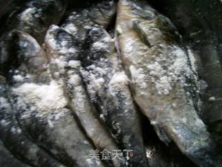 红烧鲫鱼的做法步骤：2