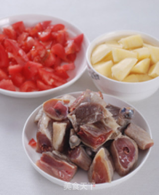 腊鸡腿烧土豆的做法步骤：2