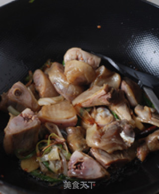 腊鸡腿烧土豆的做法步骤：2