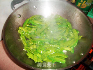 荷兰豆炒腊肠的做法步骤：2