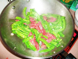 荷兰豆炒腊肠的做法步骤：2