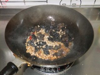 肉碎韭香炒木耳的做法步骤：3