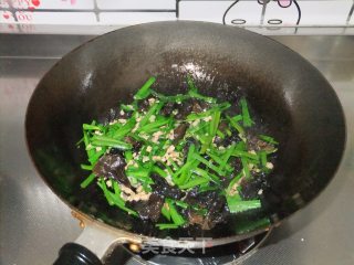 肉碎韭香炒木耳的做法步骤：3