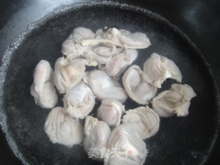 香菜炒鸡胗的做法步骤：2