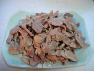 香菜炒鸡胗的做法步骤：2