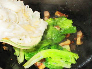 扣肉炒河粉的做法步骤：2