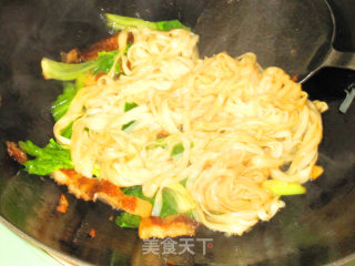 扣肉炒河粉的做法步骤：2