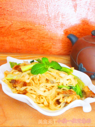 扣肉炒河粉的做法步骤：2