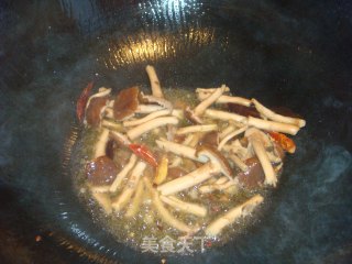 酸辣的--大白菜炒茶树菇的做法步骤：2