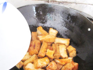 蚝油焖红烧豆腐的做法步骤：2