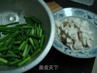 蒜苗炒口蘑的做法步骤：2