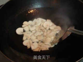 蒜苗炒口蘑的做法步骤：2