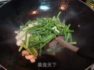 蒜苗炒口蘑的做法步骤：2