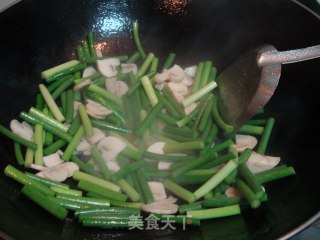 蒜苗炒口蘑的做法步骤：2