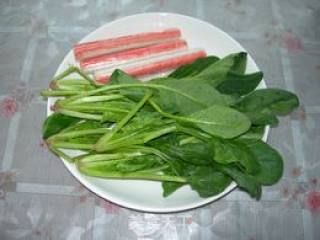 菠菜炒蟹棒的做法步骤：2