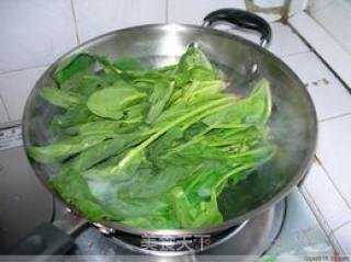 菠菜炒蟹棒的做法步骤：2