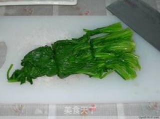 菠菜炒蟹棒的做法步骤：2