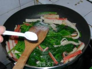 菠菜炒蟹棒的做法步骤：2