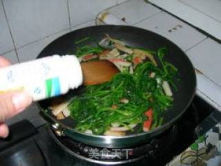 菠菜炒蟹棒的做法步骤：2