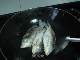 红烧鲫鱼的做法步骤：2