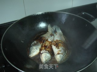 红烧鲫鱼的做法步骤：2