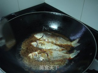 红烧鲫鱼的做法步骤：2