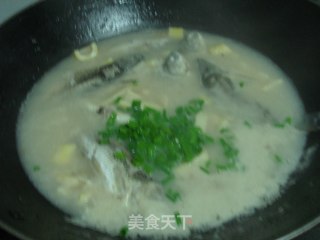 竹笋鲫鱼汤的做法步骤：2