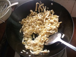 青椒豆皮的做法步骤：2