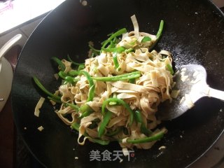 青椒豆皮的做法步骤：2