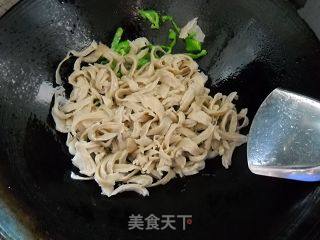 孜然椒香面筋的做法步骤：4