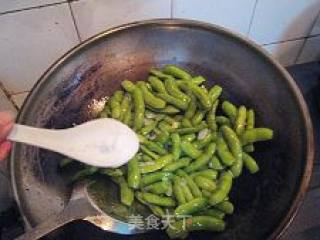 葱香毛豆夹的做法步骤：2