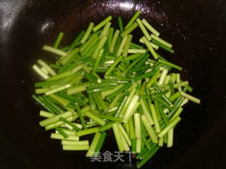 蒜苔炒牛肉的做法步骤：2