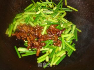 蒜苔炒牛肉的做法步骤：2
