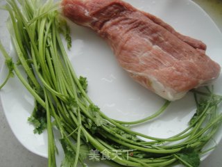 香菜肉丝蝴蝶面的做法步骤：2