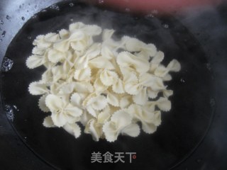 香菜肉丝蝴蝶面的做法步骤：2