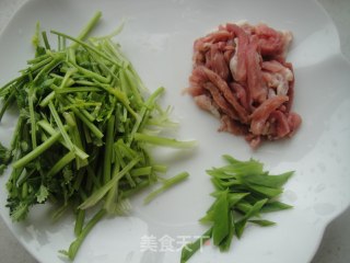 香菜肉丝蝴蝶面的做法步骤：2