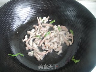 香菜肉丝蝴蝶面的做法步骤：2