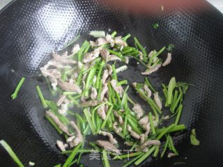 香菜肉丝蝴蝶面的做法步骤：2