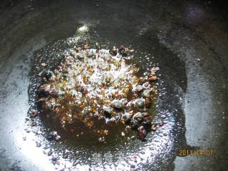 老干妈炒豆干的做法步骤：2